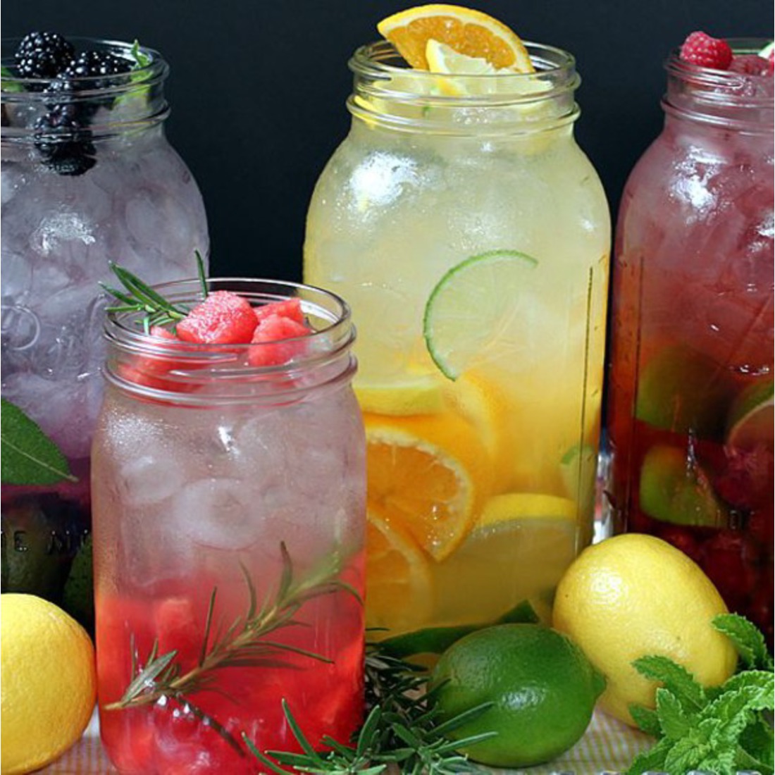 Вода с плодове и витамини - освежаваща и полезна рецепта от .